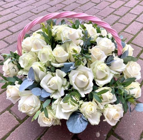 Корзина из белых роз "Алмаз": купить с доставкой по Ангарску